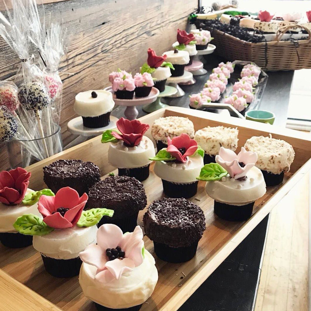 cupcakesottawa's tweet photo. Flowers you can eat to celebrate the flowers that are finally outside? Sounds like a great reason for a cute treat!🌺#sugarflowers #happybeautifulsaturday https://t.co/dysG1DlCLK
