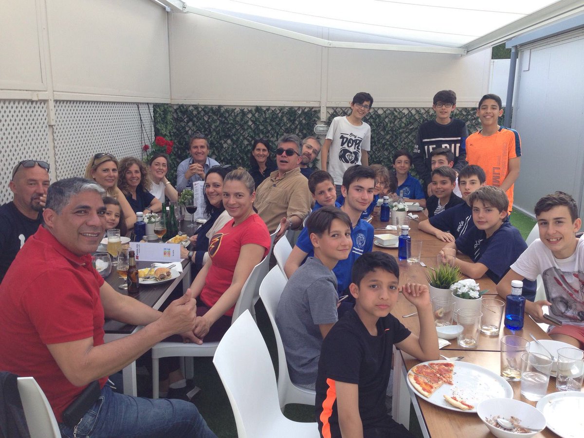 motor8fun's tweet photo. Os presentamos al equipo Infantil de la Agrupación Deportiva Esperanza, del barrio de Hortaleza, que hoy ha repuesto fuerzas en #MotorAndFunRestaurante https://t.co/zfHUM4G2q7