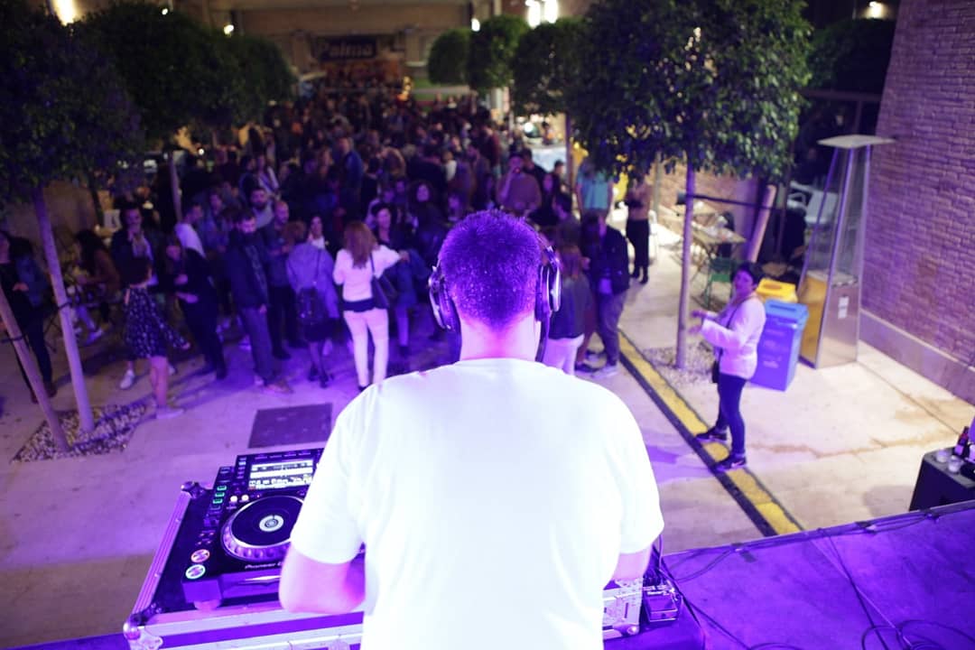 festivalvesos's tweet photo. @AFFKT ha dejado bien el alto el listón con su sesión,  que en estos momentos finaliza para dar paso a @JupiterLion_  que cerrará la segunda jornada de #FestivalVESOS2018 .💃🕺

#VESOS2018 #Musica 

Fotografías: @reaktiu https://t.co/lg8j8JUza8