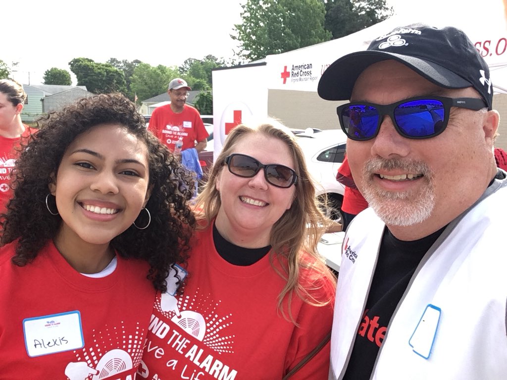 dxbeaver's tweet photo. Terry Friar State Farm volunteering with the Red Cross to go door to door in the community to help install smoke detectors. So honored to help bring fire safety to my community. Like a good neighbor.....#terryfriarstatefarm https://t.co/yosvWgVVT5