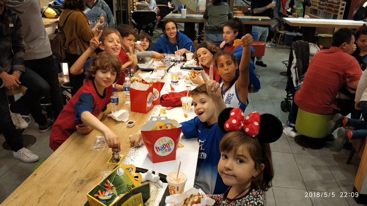andreasilveria's tweet photo. Dia ple de bàsquet, diversió i de bons moments amb uns nens increïbles. #PBM2 @BASQUETAESE  @Carlesjansa_6 https://t.co/RScRRuKFRw