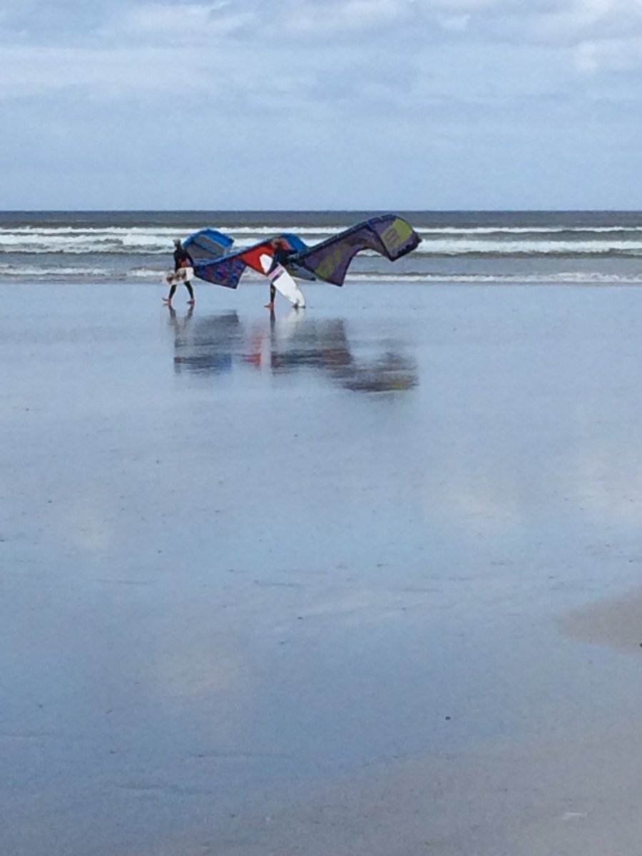murphypaula33's tweet photo. Hoping to catch a wave at @DscvrEnniscrone @walkenniscrone @Enniscrone_ie @SligosBuzzin #bankholidayfun #windsailing #clouds https://t.co/rT2hFRmsFC