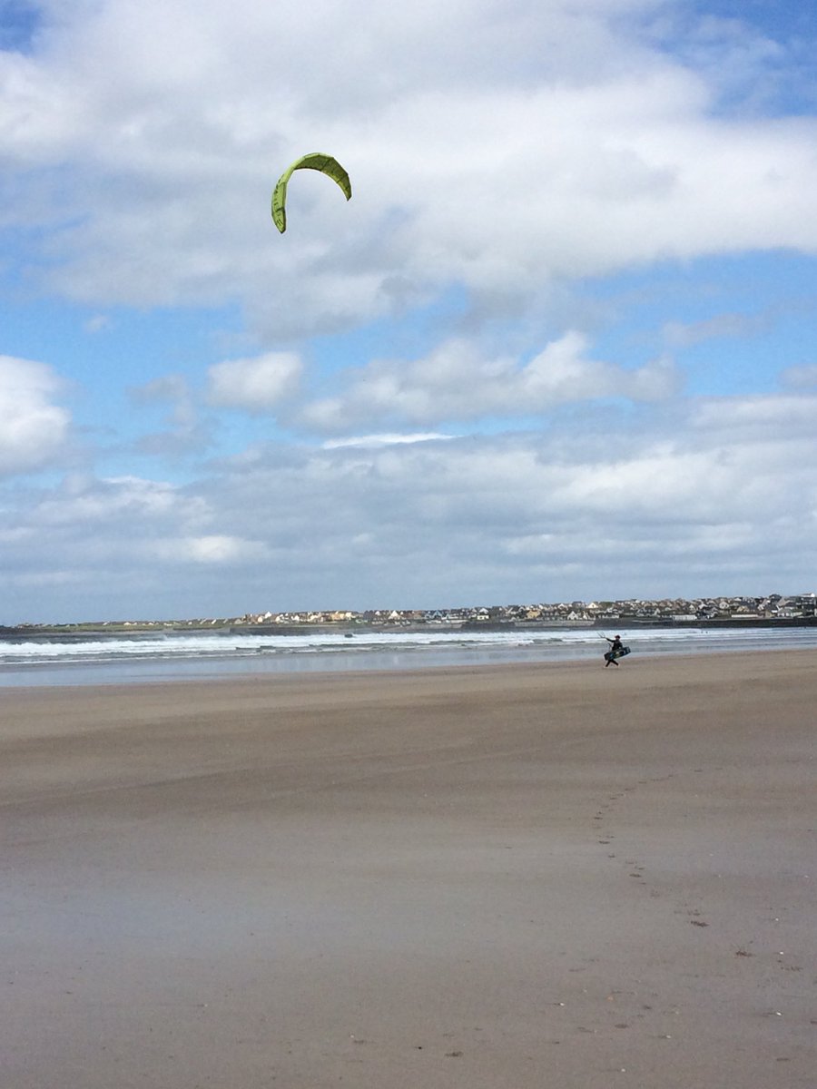 murphypaula33's tweet photo. Hoping to catch a wave at @DscvrEnniscrone @walkenniscrone @Enniscrone_ie @SligosBuzzin #bankholidayfun #windsailing #clouds https://t.co/rT2hFRmsFC