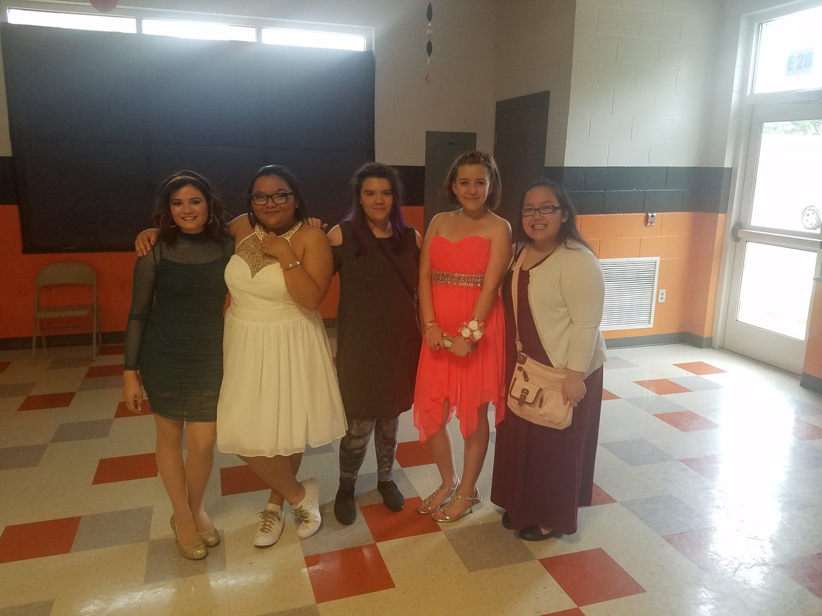 ELeatherman's tweet photo. #EMMSStuCo put on a beautiful 8th-Grade Non-Prom. Thank you to everyone who came and helped make this such a lovely night. Everyone looked AMAZING! https://t.co/PCXk5BjftI