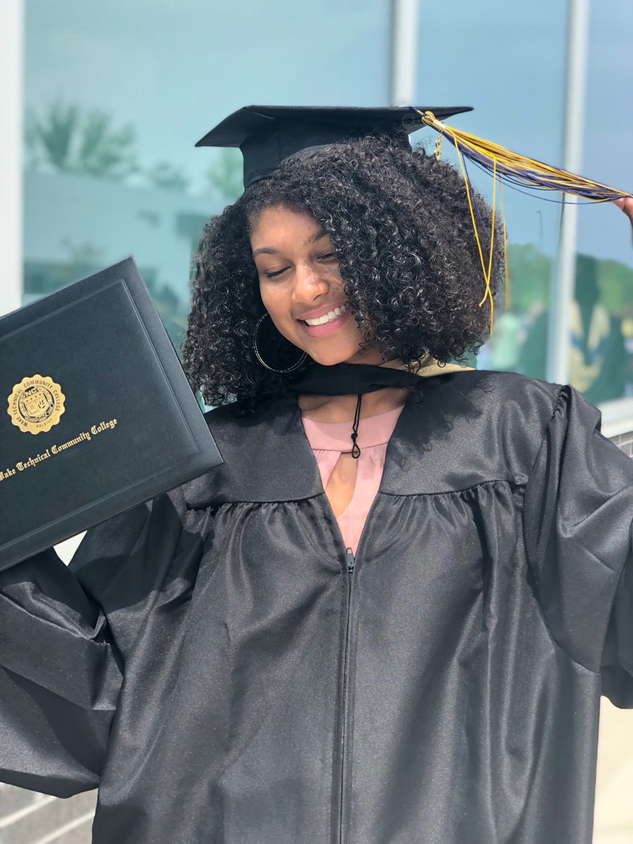 _mixedmufasa_'s tweet photo. 18 graduating high school with a 4.3 gpa and an Associates Degree in Science. Blessed 🙌‼️ https://t.co/czNvcAgEBh