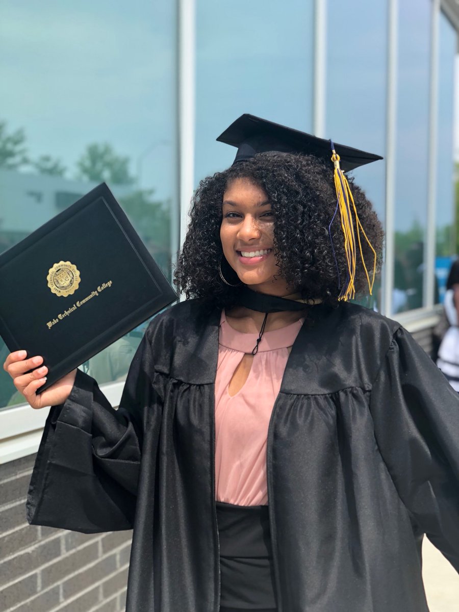 _mixedmufasa_'s tweet photo. 18 graduating high school with a 4.3 gpa and an Associates Degree in Science. Blessed 🙌‼️ https://t.co/czNvcAgEBh