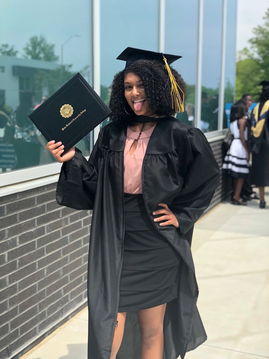 _mixedmufasa_'s tweet photo. 18 graduating high school with a 4.3 gpa and an Associates Degree in Science. Blessed 🙌‼️ https://t.co/czNvcAgEBh