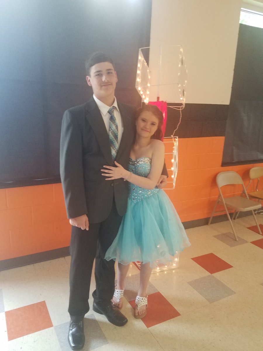 ELeatherman's tweet photo. #EMMSStuCo put on a beautiful 8th-Grade Non-Prom. Thank you to everyone who came and helped make this such a lovely night. Everyone looked AMAZING! https://t.co/PCXk5BjftI