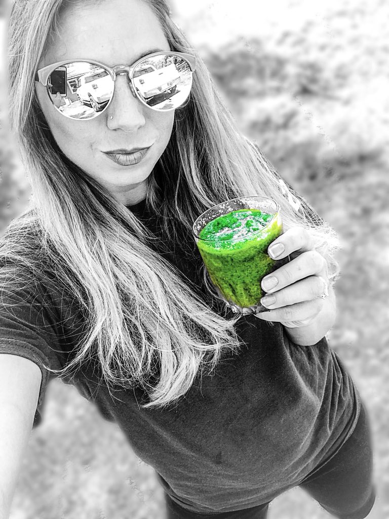 BtRfLYBaybEE's tweet photo. Back on Track to Health and Happiness....It’s getting pretty serious!!! 💪🏼🏋🏼‍♀️🥗
#metabolicreset #day5 #cincodedrinko #juice #hulkjuice #veggies #greens #health #nutrition #funkyforthrive #cleaneating #fruits #happiness #backontracktohealthandhappiness https://t.co/naZ06tR2Pk