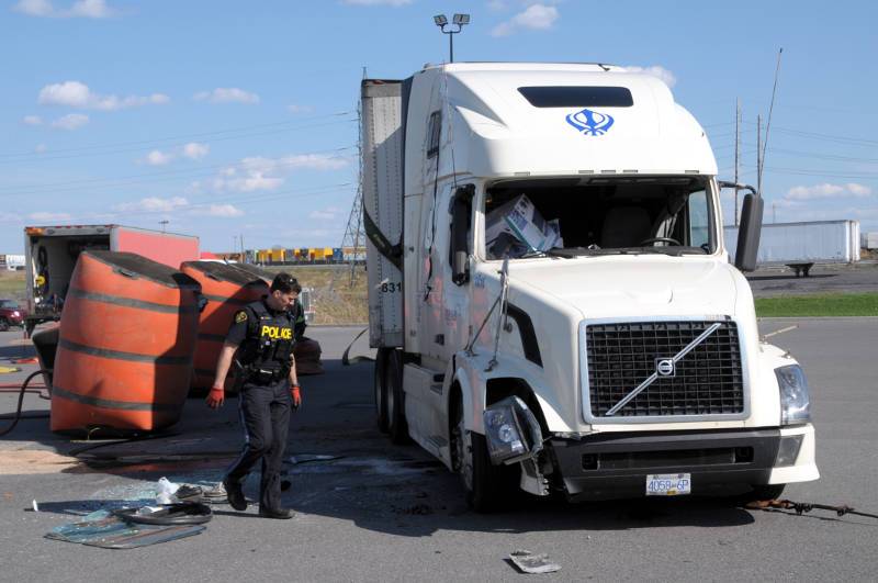Truck tips over in Boundary Road parking lot #SouthGlengarry #CornwallON #BoundaryRoad cornwallnewswatch.com/2018/05/05/tru… https://t.co/GueEg6Pyki
