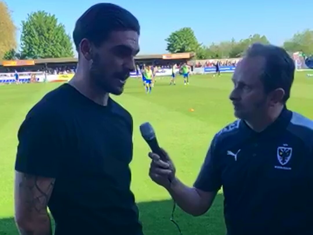 Dons_Sayer_WDON's tweet photo. Really good to catch up with #MightyOak @George_Oakley23 today. He's had a cracking season at Inverness CT, really pleased for him. Back on the terraces as a supporter of #afcwimbledon. #Bitesized #WDON https://t.co/KkLJoEuLYA