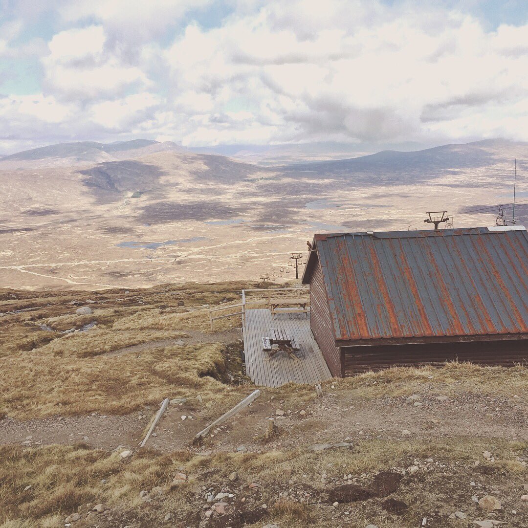 emfletche's tweet photo. The sun finally made an appearance today! We got the chairlift up @glencoemountain (avoiding the crazy bikers taking part in #MacAvalanche) and basked in the sunlight and snowfall 🌞❄️ #glencoe #visitglencoe #discoverglencoe @VisitScotland https://t.co/012RkFQaXd