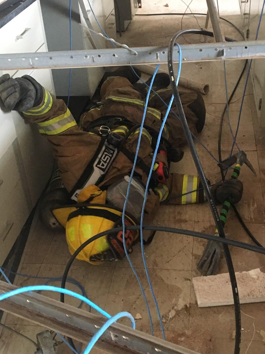 OnSceneTraining's tweet photo. Survival training at an acquired commercial building makes for a great Saturday #lititzfire #pafirefighters @Dwalt302 @luft1221 @fireengineering @cltobinstlfd @NewEnglandFOOLS https://t.co/0zqqbkRHK6