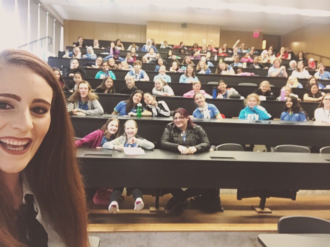 BaileyParnell's tweet photo. So many girls giving up their weekend for @sheridancollege’s Young Women in Business Day w/ the @girlguidesofcanada! Future cardiologists, architects, &amp; entrepreneurs in attendance - one even gave me flowers from her garden😭 Thx @wibcommittee.sc for bringing me in! #YWIB2018 https://t.co/LsFcWdemhC
