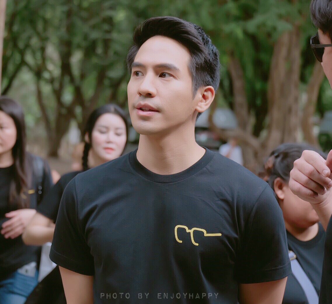 giftyuii's tweet photo. ลุงของหลานๆ หล่อ ละมุน จังเลย #popezaap https://t.co/POket3GlRN