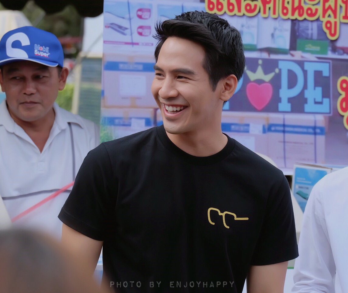 giftyuii's tweet photo. ลุงของหลานๆ หล่อ ละมุน จังเลย #popezaap https://t.co/byha8Vgw6q