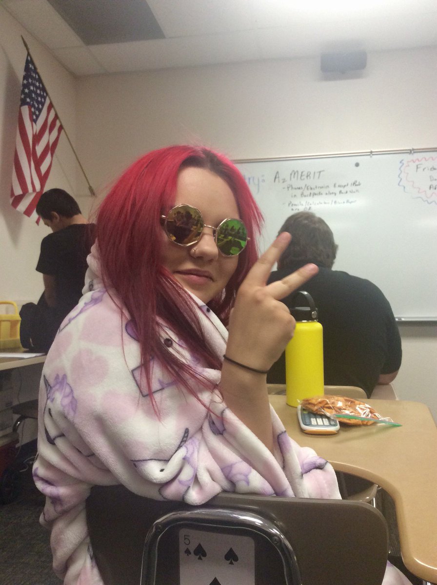 Pimpnamedddaddy's tweet photo. Lmfaooo I just found these pics of me in 1st hour from 420.. was definitely 10/10 baked and I had AZmerit 😂 https://t.co/si6OZXD1hH
