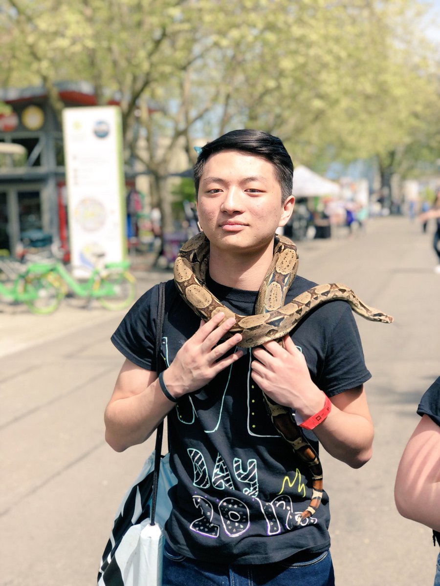 BeckyBr88380678's tweet photo. WE Day Field Trip 2018! A few brave souls holding snakes at Seattle Center. #Timberwolfpassion214 https://t.co/iomCjPqX3d
