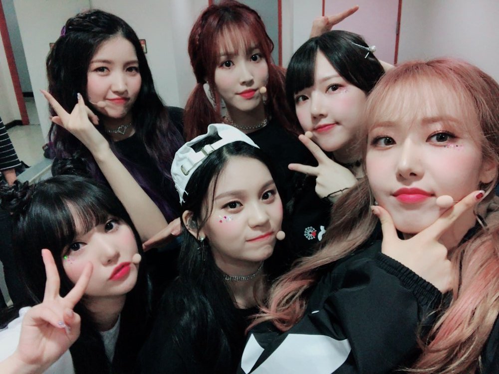 GFRDofficial's tweet photo. #여자친구 #GFRIEND 봄비가 주룩주룩 내리는 일요일💦 여친이들의 #LoveBug 과 #밤 을 들으면 기운이 펄펄 날 거예요🙌 지금 바로 #SBS #인기가요 에서 만나요!❤ https://t.co/LLvsB0fSCk