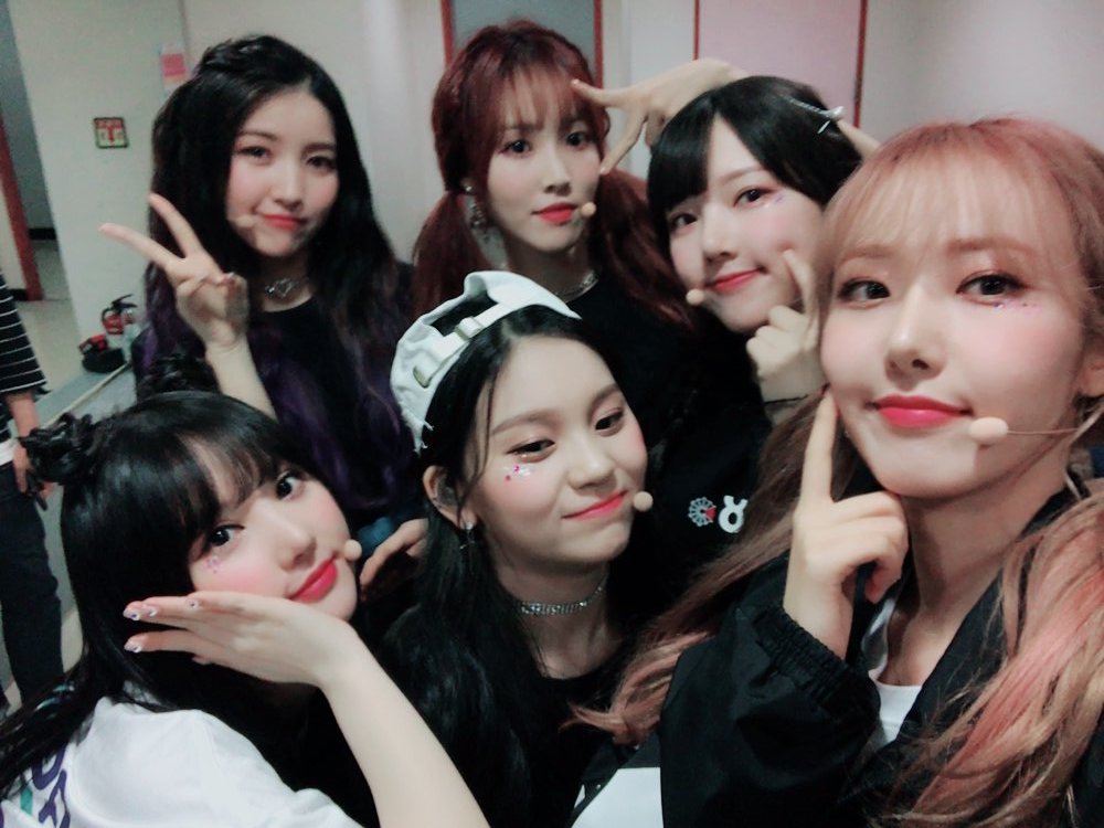 GFRDofficial's tweet photo. #여자친구 #GFRIEND 봄비가 주룩주룩 내리는 일요일💦 여친이들의 #LoveBug 과 #밤 을 들으면 기운이 펄펄 날 거예요🙌 지금 바로 #SBS #인기가요 에서 만나요!❤ https://t.co/LLvsB0fSCk