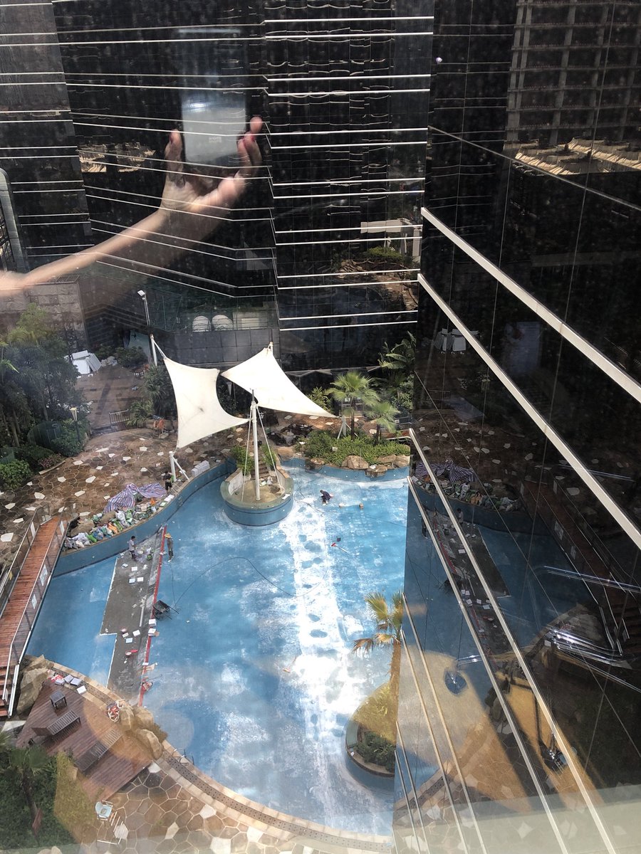 LOLison_SF's tweet image. YAY the sun!! Time to hang out by the.....fck. It would be great if @sheratonhotels let guests know ahead of time that pools are closed. Glad I packed my swimsuit. Hope the other @spgassist guests knew ahead of time. SO BUMMED! #hotelfail #poolfail #shenzhenfail 😩😭☀️