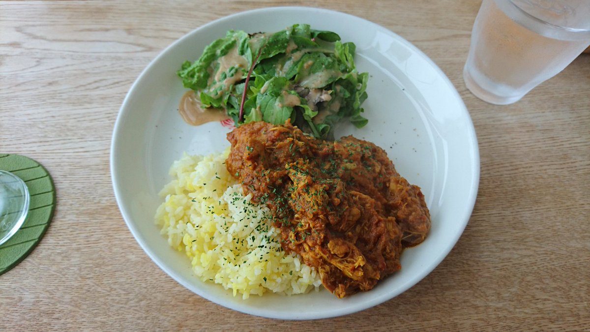 ネコまっしぐら Gw最終日で雨の中 静内に桜を見に行く途中で立ち寄ったオッサンには似つかわしくないお洒落なカフェでランチタイム 新冠 椿サロン夕焼け店 チキンカレー