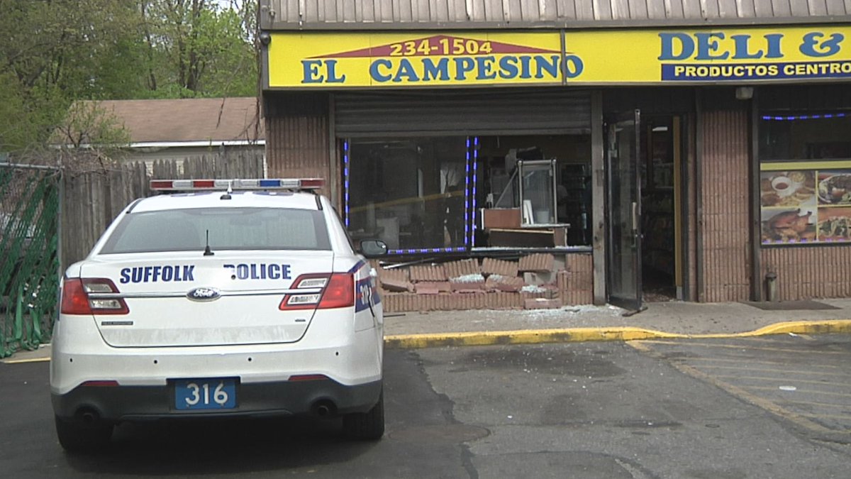 Stringernews's tweet photo. Central Islip, NY- Suffolk Police are looking for the driver who crashed into a storefront and took off north on Caleb's Path. No injuries were reported. https://t.co/LOVuBDXYyX