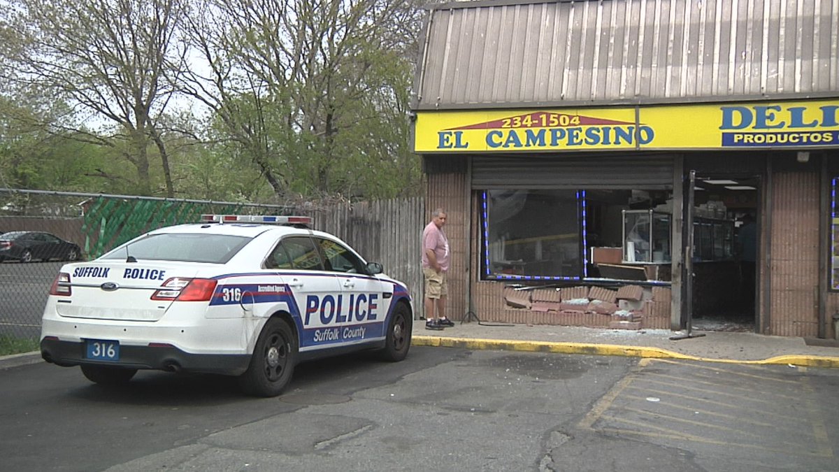 Stringernews's tweet photo. Central Islip, NY- Suffolk Police are looking for the driver who crashed into a storefront and took off north on Caleb's Path. No injuries were reported. https://t.co/LOVuBDXYyX