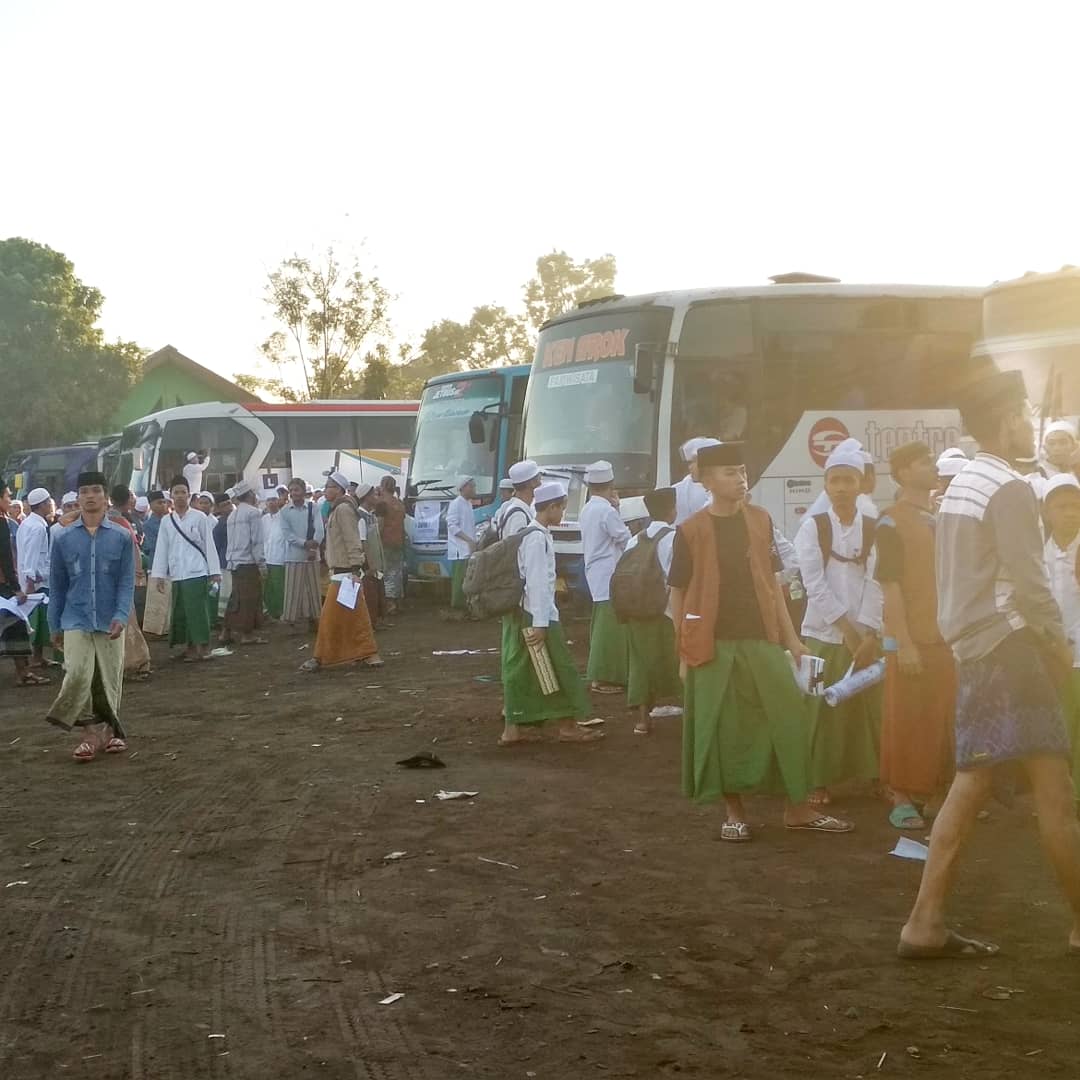 sidogiri's tweet photo. Selamat jalan rombongan santri Pondok Pesantren Sidogiri dan selamat berlibur. Semoga selamat sampai rumah masing-masing dan bisa kembali bersua dengan orang tua, sanak saudara dan guru-guru di kampungnya. Amin.
.
#Sidogiri
#LiburRamadhan https://t.co/6Y2dSKjzpr