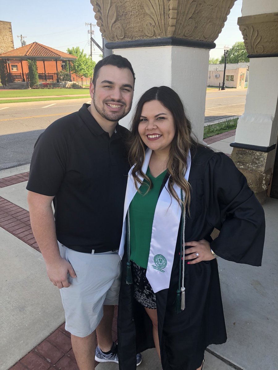 ShelbyLeigh22's tweet photo. Ahhh my big sis graduated college today!!! So proud of you Ky, wish I could have been there 💚 love you lots!! https://t.co/7xH7tWRCI9