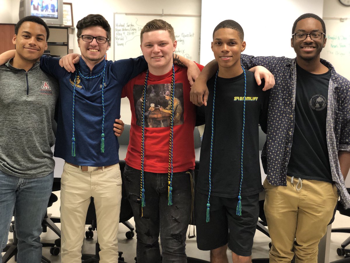 OHSKnightMedia's tweet photo. 2017-2018 @OHSKnightMedia seniors posing with their Television Production cords ✊#Classof2018 #EBercide https://t.co/HNUfHhx8JI
