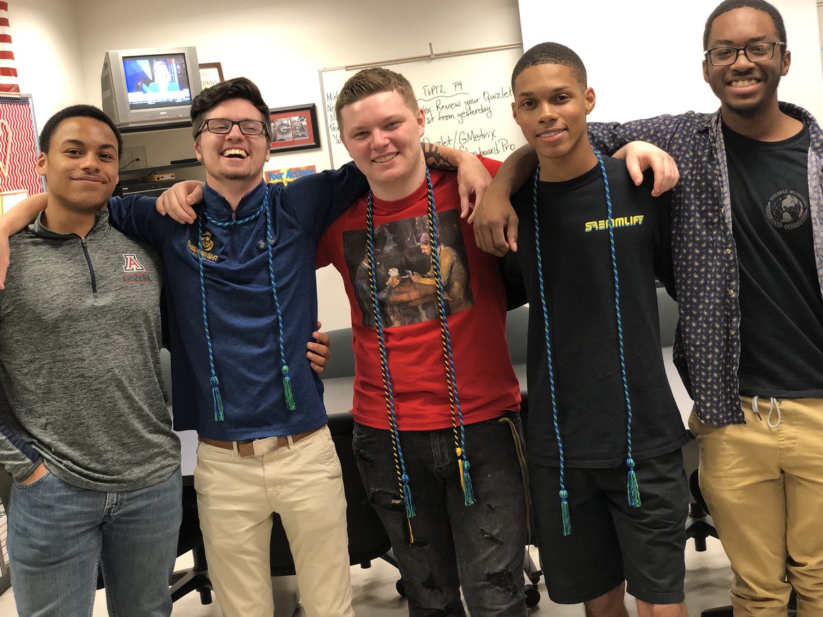 OHSKnightMedia's tweet photo. 2017-2018 @OHSKnightMedia seniors posing with their Television Production cords ✊#Classof2018 #EBercide https://t.co/HNUfHhx8JI