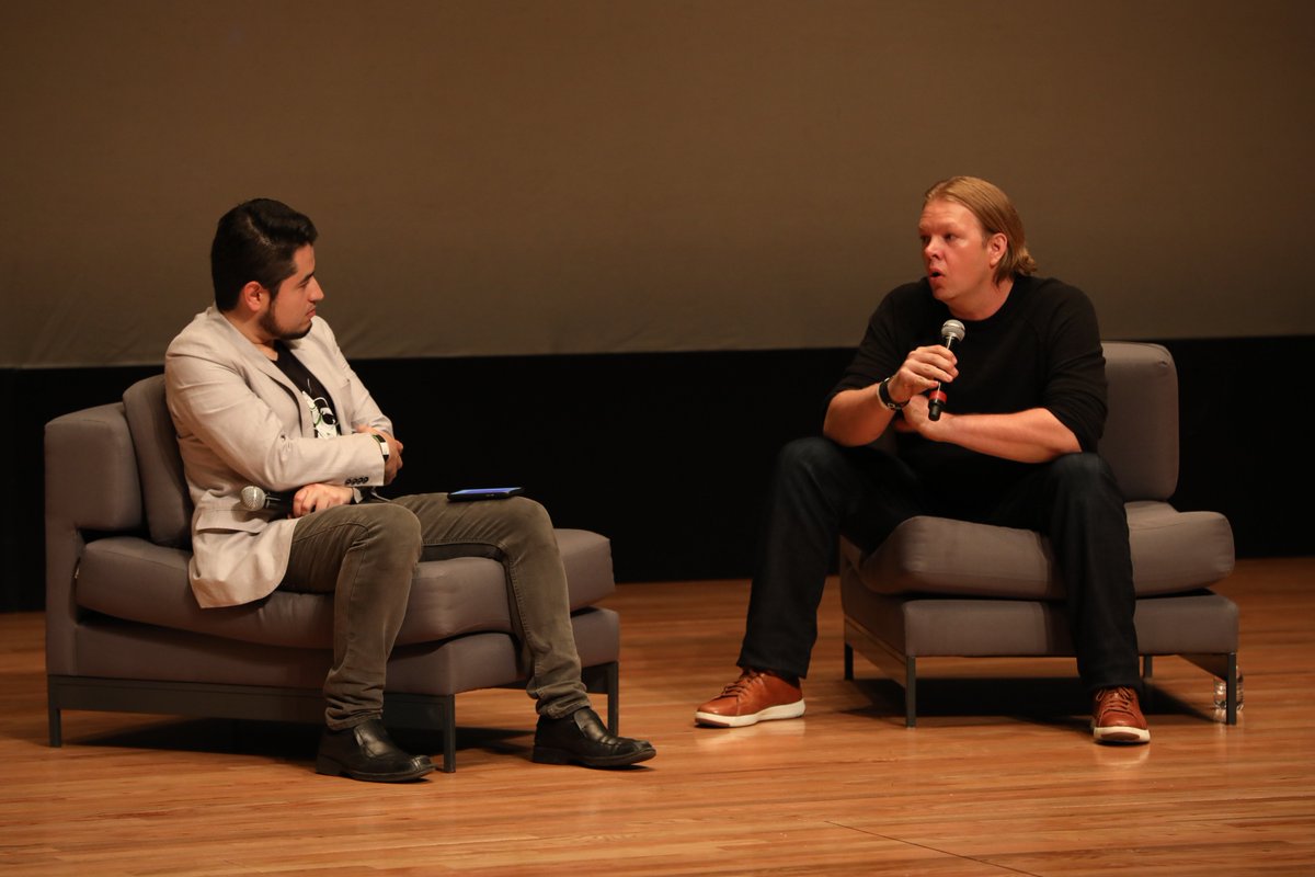 “Los médicos y los abogados siempre están aprendiendo, nunca se detienen. Al igual que los desarrolladores” - <a href="/RyanSeas/">Ryan Seashore</a> en #PlatziConf 

platzi.com/conf/