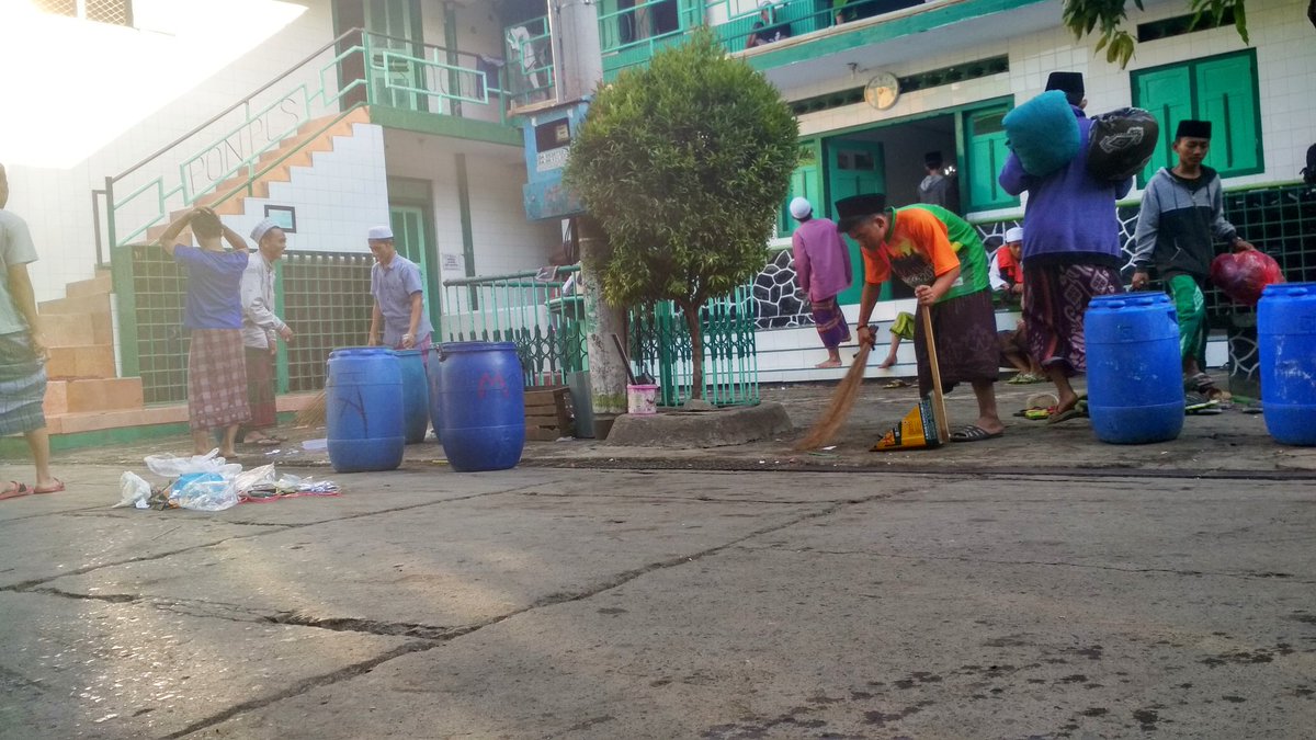 sidogiri's tweet photo. Bagian Kebersihan Daerah, Madrasah dan Pasukan Semut segera membersihkan semua area pesantren ketika para santri sudah pulang. Tim di Bagian Kebersihan memang tidak ikut rombongan bis dan akan pulang setelah semua area pesantren bersih seperti sedia kala.
#Khidmah
#LiburRamadhan https://t.co/fyqdfFtgcm