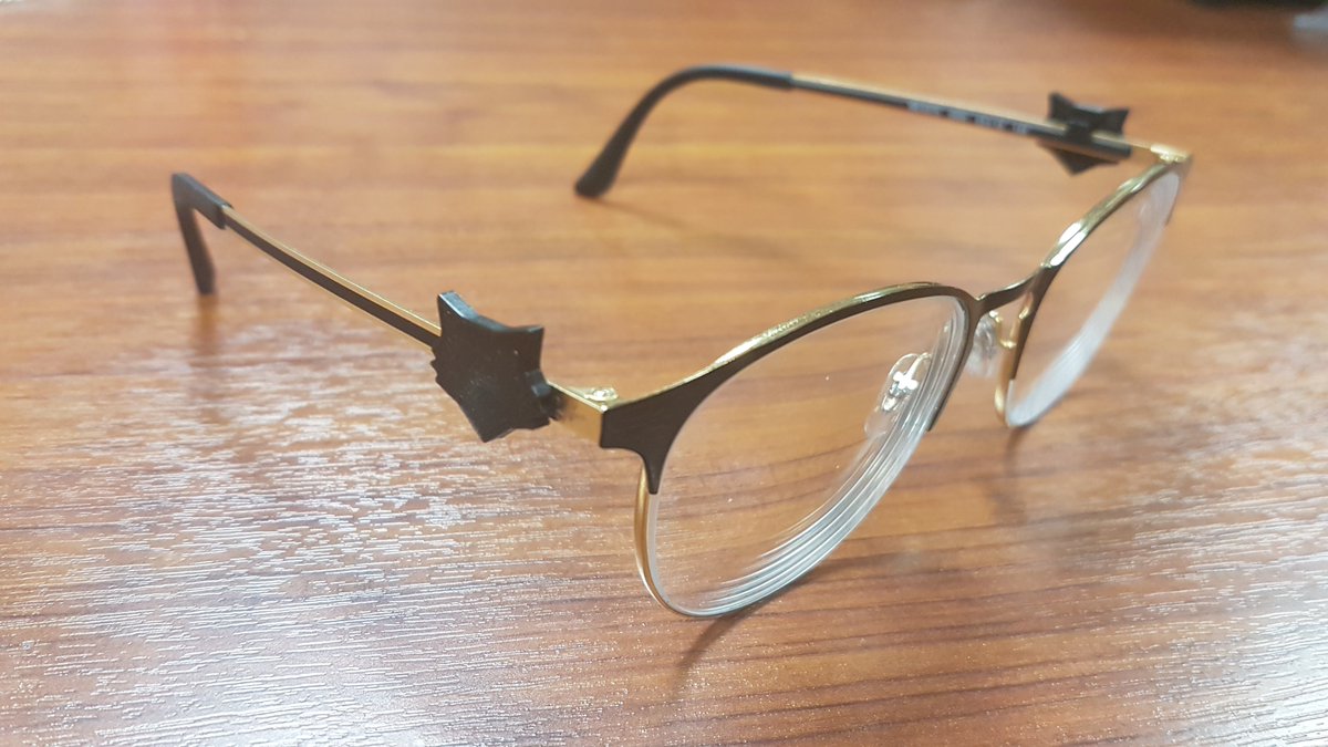 R2_Robotics's tweet photo. Quand on veut prendre une pause entre du code, du montage et du test de robot, on fait quoi ? On imprime des clips Rocket Raccoon pour lunettes ! Élégant, simple, basique 👌 #CDR2018 https://t.co/LLwaRc6stB