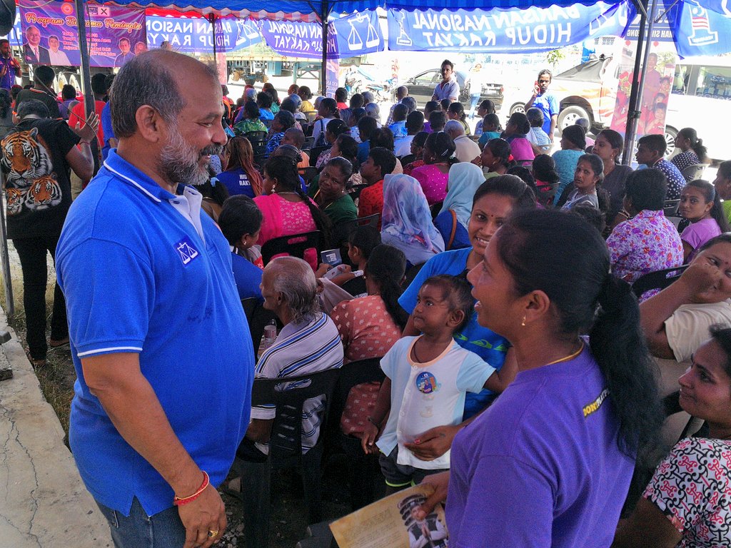BeliaSakti's tweet photo. Presiden Parti @MakkalSaktiOrg, Datuk Seri R.S @thanenthiran3 bersama (Calon BN P.O76 Teluk Intan) - Datuk Seri Mah Siew Keong bersalaman dengan orang ramai di Majlis Pemimpin Bersama Rakyat di Teluk Intan, Perak. @NajibRazak @ammir50
#JomUndiBN
#BNPilihanKu
#PerakNegeriKu https://t.co/iGCd4uS0MI