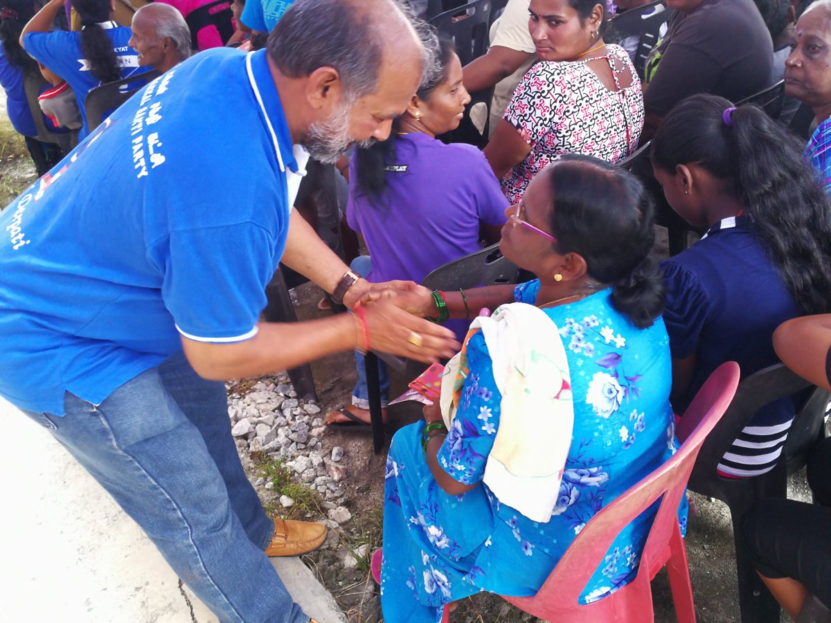 BeliaSakti's tweet photo. Presiden Parti @MakkalSaktiOrg, Datuk Seri R.S @thanenthiran3 bersama (Calon BN P.O76 Teluk Intan) - Datuk Seri Mah Siew Keong bersalaman dengan orang ramai di Majlis Pemimpin Bersama Rakyat di Teluk Intan, Perak. @NajibRazak @ammir50
#JomUndiBN
#BNPilihanKu
#PerakNegeriKu https://t.co/iGCd4uS0MI