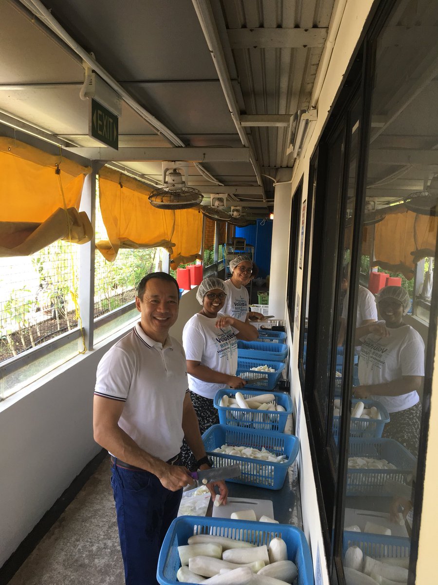rasika_thapa's tweet image. #Volunteers from #Singapore @mercer team helping out at the soup kitchen #MercerCares @lifeatmercer #merceractive