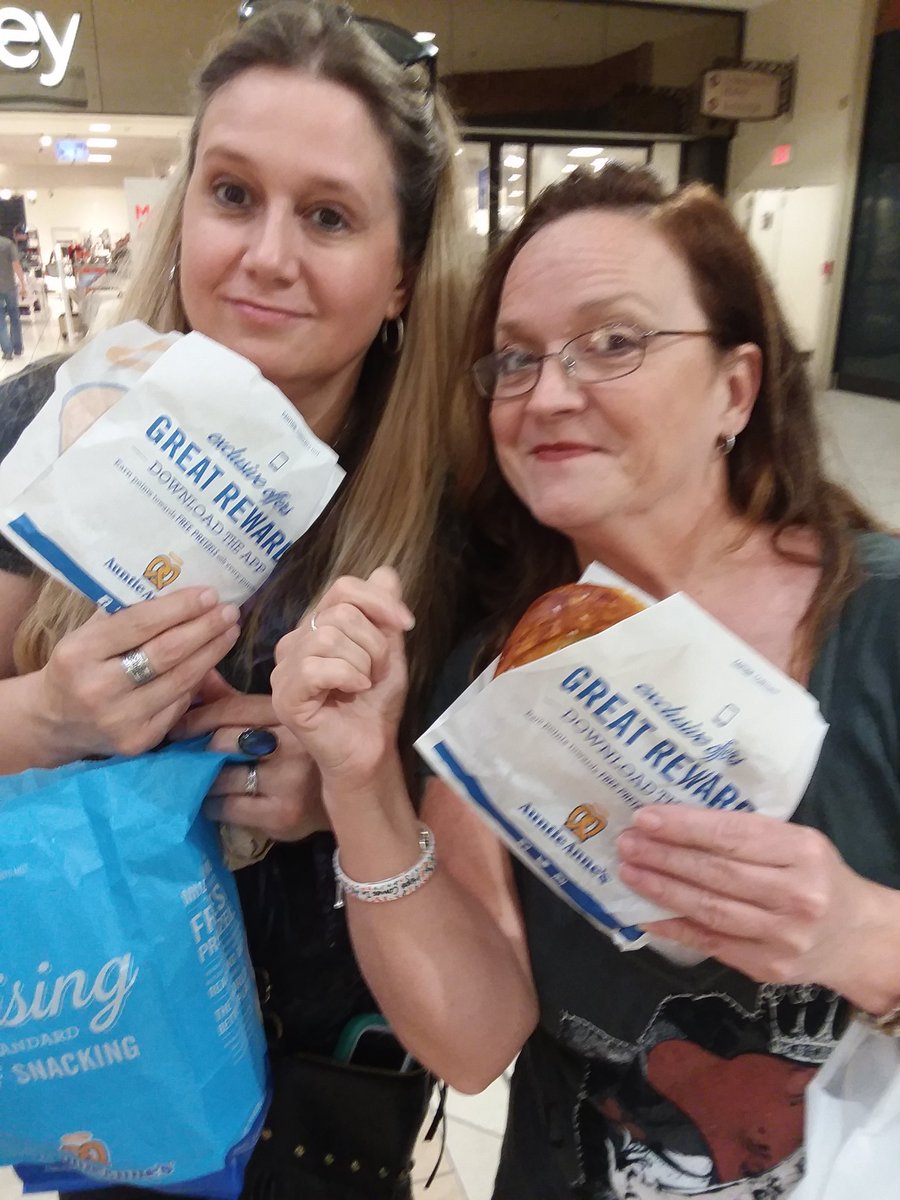 KJJenStewart's tweet photo. @AuntieAnnes π²π²π²π²π²π²π²π²π² @shannonandcats and I got our #WeekendPretzelFix about an hour ago! DANG IT! π€€Wish we had seen this sooner. Oh well... #ProofIsInThePicture https://t.co/wtsMYX4brr