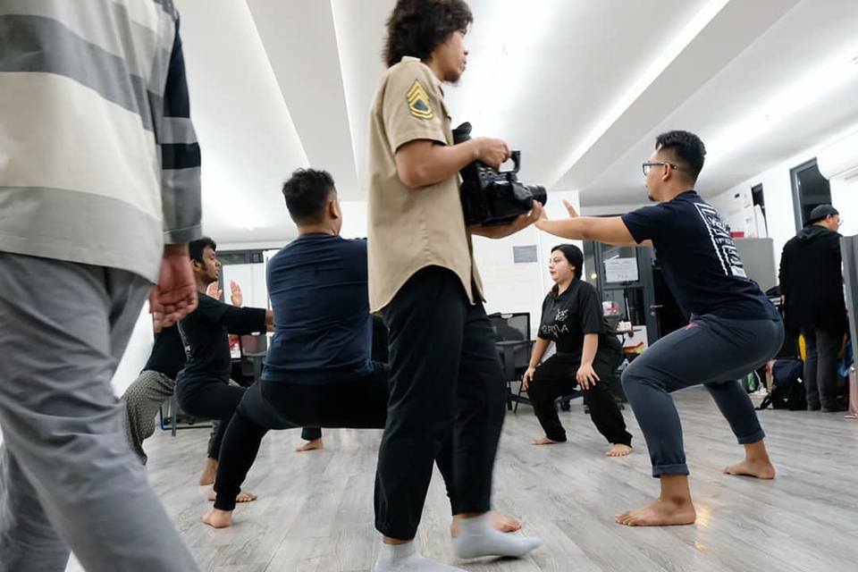 bmpsgpr's tweet photo. We are back in training for an upcoming show at the @globalehsanrelief conference on 12 May. There was also the 2nd round of feature by @mediacorp_suria for the upcoming #GemaRia show in Ramadan. Otot-otot yang dah kejung semua terkejut. Bagus!
#bmp #bigmouthproduction #theatre https://t.co/EhZuFieZNq
