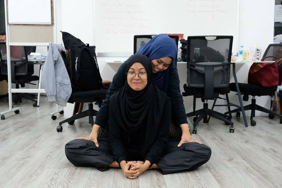 bmpsgpr's tweet photo. We are back in training for an upcoming show at the @globalehsanrelief conference on 12 May. There was also the 2nd round of feature by @mediacorp_suria for the upcoming #GemaRia show in Ramadan. Otot-otot yang dah kejung semua terkejut. Bagus!
#bmp #bigmouthproduction #theatre https://t.co/EhZuFieZNq