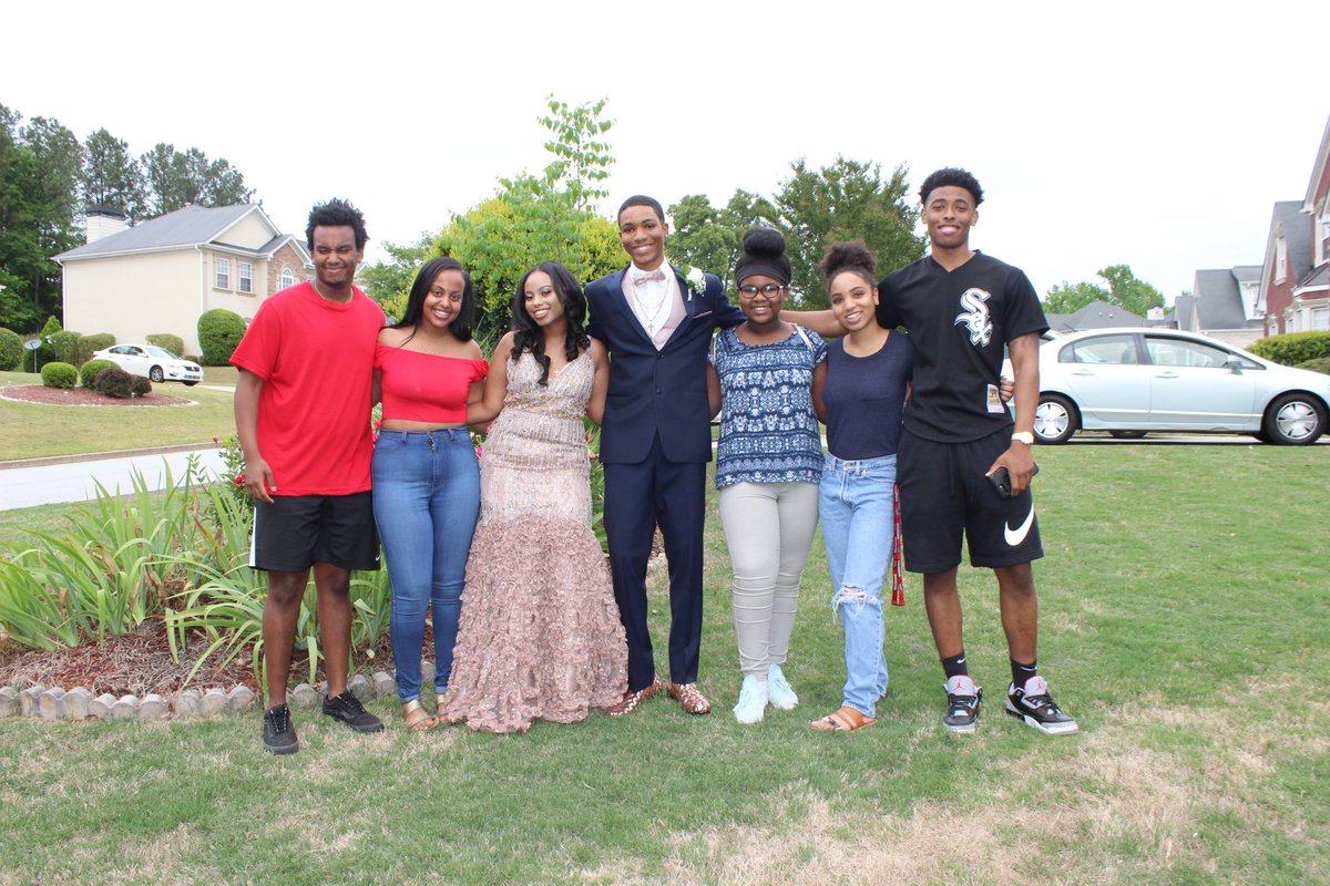 RossTucker2018's tweet photo. PROM 2K18🕺🏾#HHS #Sen18r https://t.co/LAip7XhL6c
