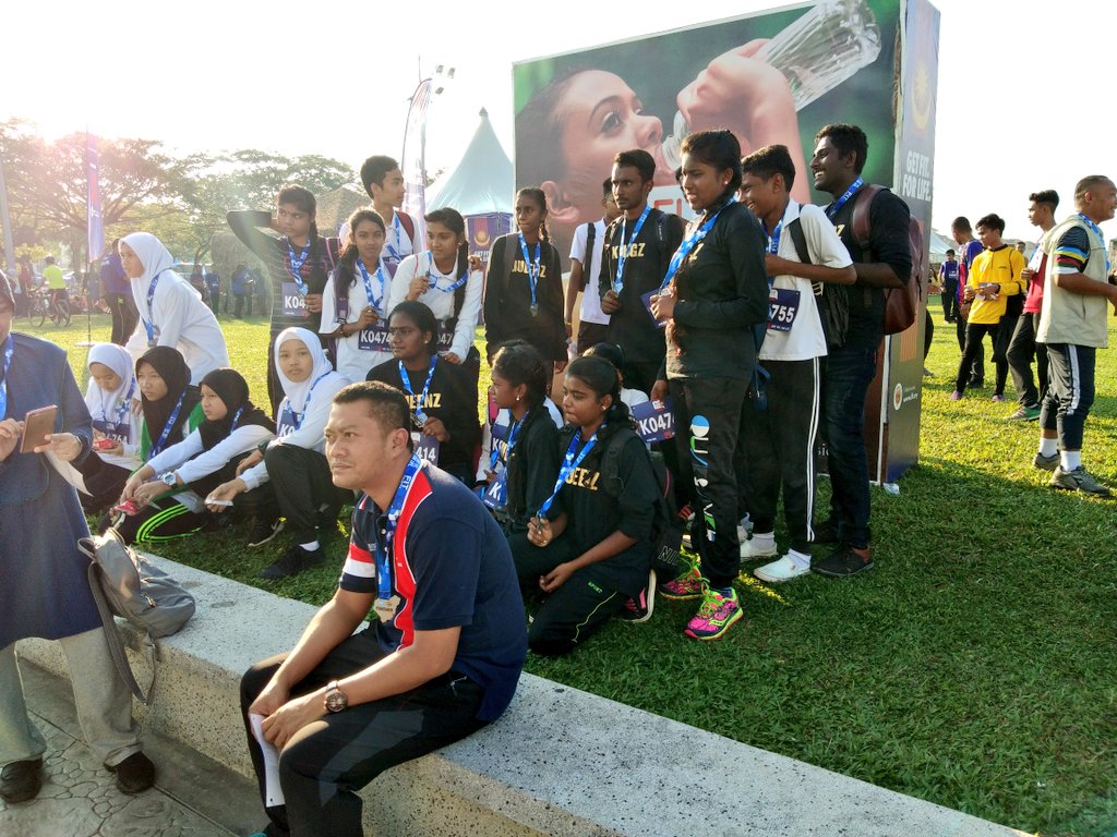 KBSMalaysia's tweet photo. Hebat dan bertenaga ! Tak kira umur, bangsa dan jantina, semuanya ingin mengamalkan hidup sihat..Get your rewards guys!
Salute !
#FitMalaysia
#FitNegeriSembilan
#GetFit
#FitMalaysia https://t.co/h6n0ysY4pe
