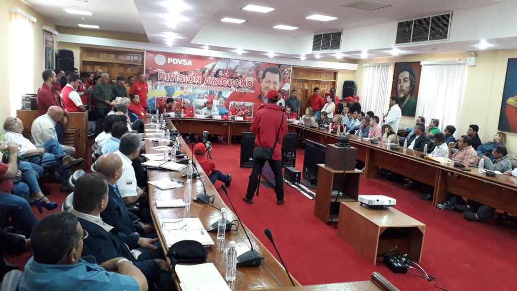 PDVSA's tweet photo. 🇻🇪🛢 Ministro @MQuevedoF habló a los empresarios que prestan servicios petroleros en la Faja del Orinoco sobre las bondades del Decreto No. 3.368 de simplificacion de los tramites y reduccion de la burocracia,  publicado en Gaceta Oficial 41.376, el 12 de abril de 2018 https://t.co/VLbWbUF12A