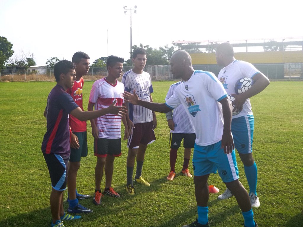 dca_guayaquil's tweet photo. Nuestra clínica de valores en Samborondón fue un éxito gracias a los padres que llevaron a sus hijos a que reciban charlas motivacionales y clases de fútbol gratuitas.
#CampeonesDeVida https://t.co/rfet5GnNCe