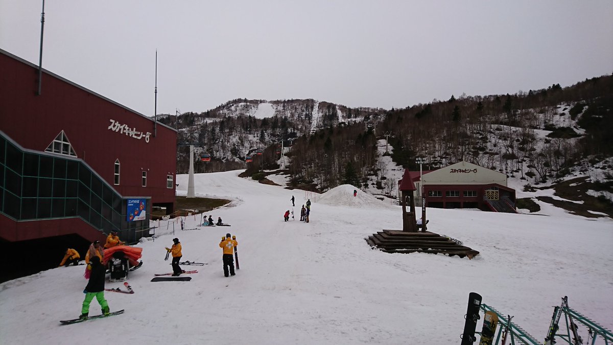 ryo_pippuskiing's tweet image. 2018シーズン最終滑走はここ札幌国際スキー場で。残念ながら僅かに雨が降っています。まっ、それでも滑るんですけどね👍今日まで無事に滑れたことに感謝して、今シーズン最後のスキーを楽しみましょうか🎿
#札幌国際スキー場 #滑り納め