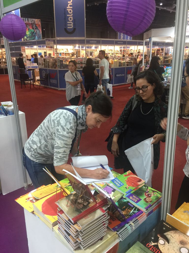 delfabroale's tweet photo. Jornada nocturna en Feria Internacional del Libro de Buenos Aires, firmando muchos "Cuadernos de las emociones" con mucha emoción y agradecimiento.
@EdNazhira
#ElCuadernoDeMisEmociones1
#EducaciónEmocional
#EducandoElGenio https://t.co/NCqDHaKgVf