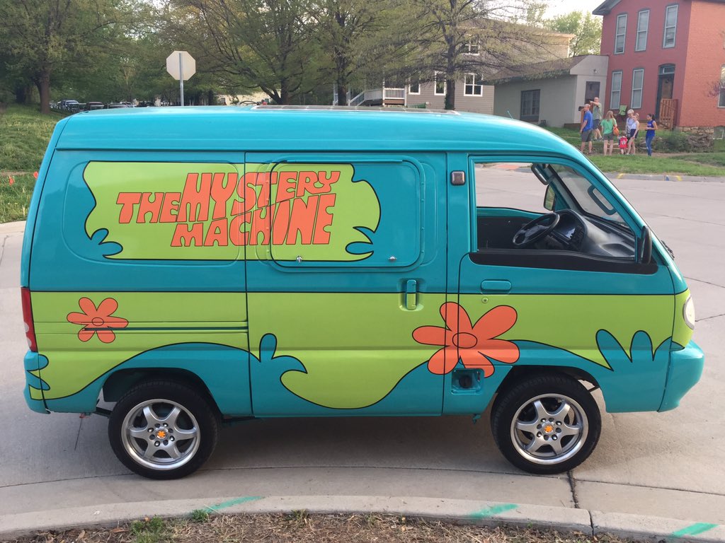 larryvillelife's tweet photo. Bunch of meddling kids in town tonight. #ELFK https://t.co/Y7GfOH4gBJ