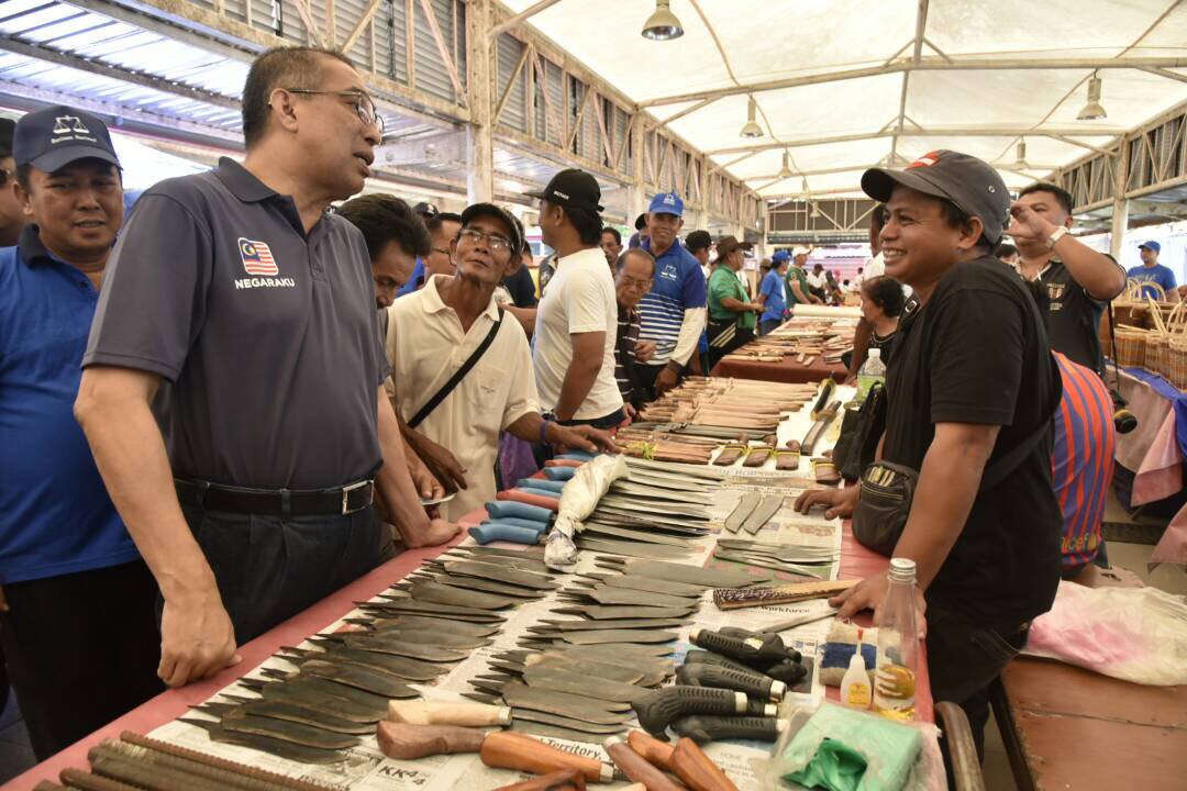 sec_press's tweet photo. Calon BN Parlimen Kota Belud Datuk Seri Dr @sallehsaid mengadakan “walkabout” di Tamu Mingguan, Siasai Tamu, Kota Belud. @Umno_kotabelud @Kotabelud @Zainal_nal59 @halim_semat 

#TatapBN
#HebatkanNegaraku 
#DemiKotaBelud https://t.co/nhVCXkvdey