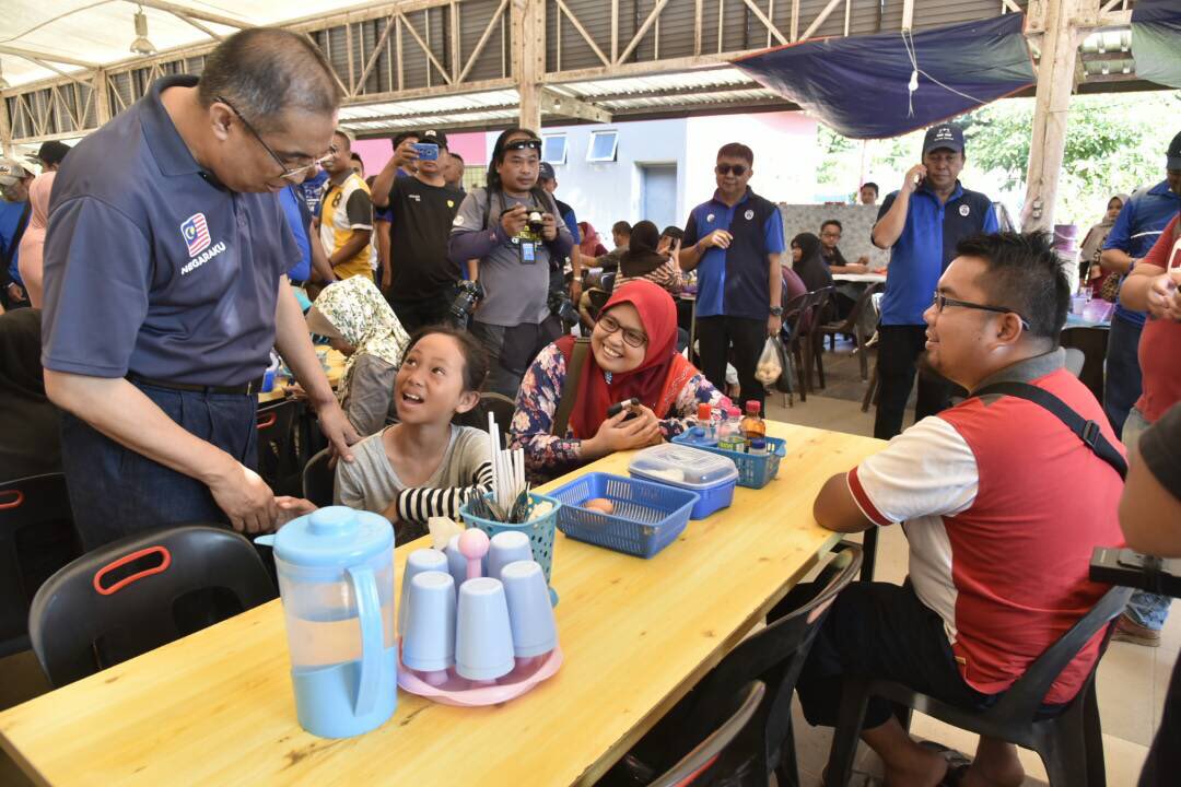 sec_press's tweet photo. Calon BN Parlimen Kota Belud Datuk Seri Dr @sallehsaid mengadakan “walkabout” di Tamu Mingguan, Siasai Tamu, Kota Belud. @Umno_kotabelud @Kotabelud @Zainal_nal59 @halim_semat 

#TatapBN
#HebatkanNegaraku 
#DemiKotaBelud https://t.co/nhVCXkvdey
